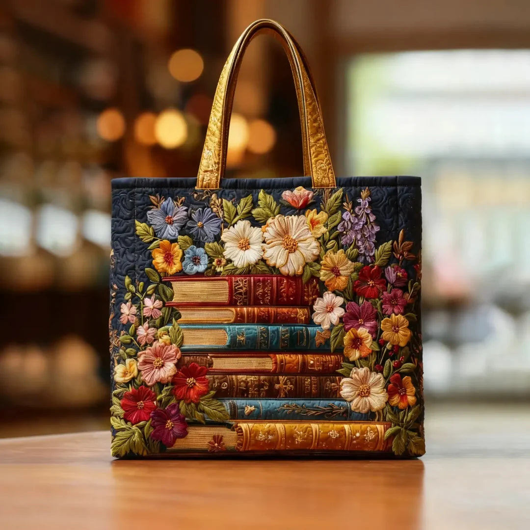 Bolso de mano artesanal con estampado floral y libros.